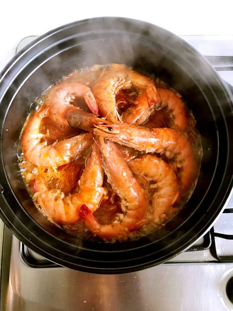 Steps for Making Shrimp and Vermicelli Clay Pot