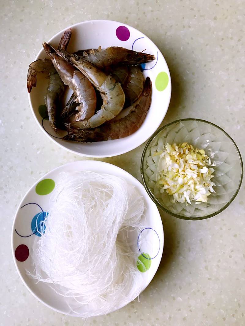 Steps for Making Shrimp and Vermicelli Clay Pot