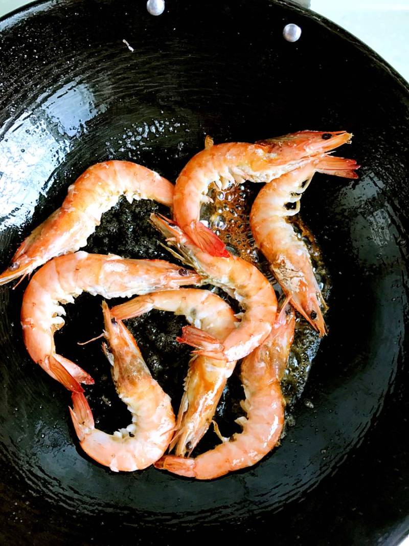 Steps for Making Shrimp and Vermicelli Clay Pot