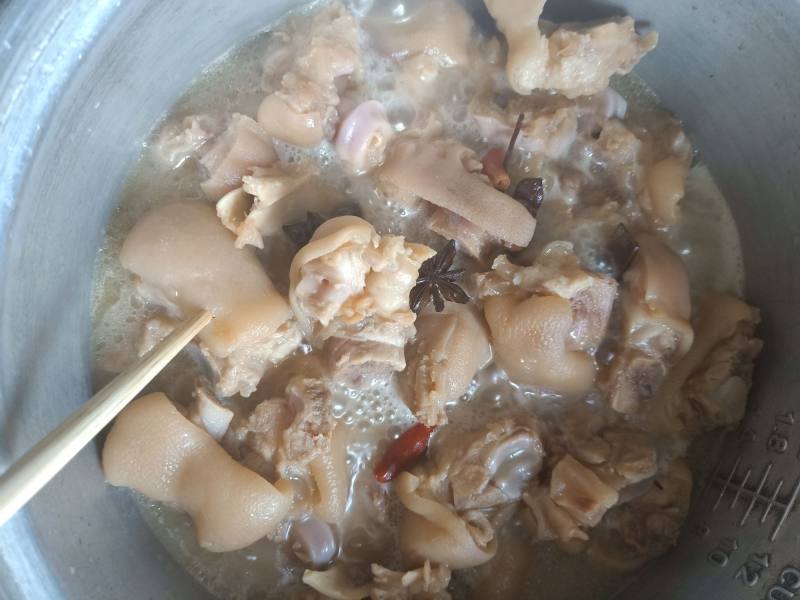 Steps for Making Beer-Braised Pig's Trotters