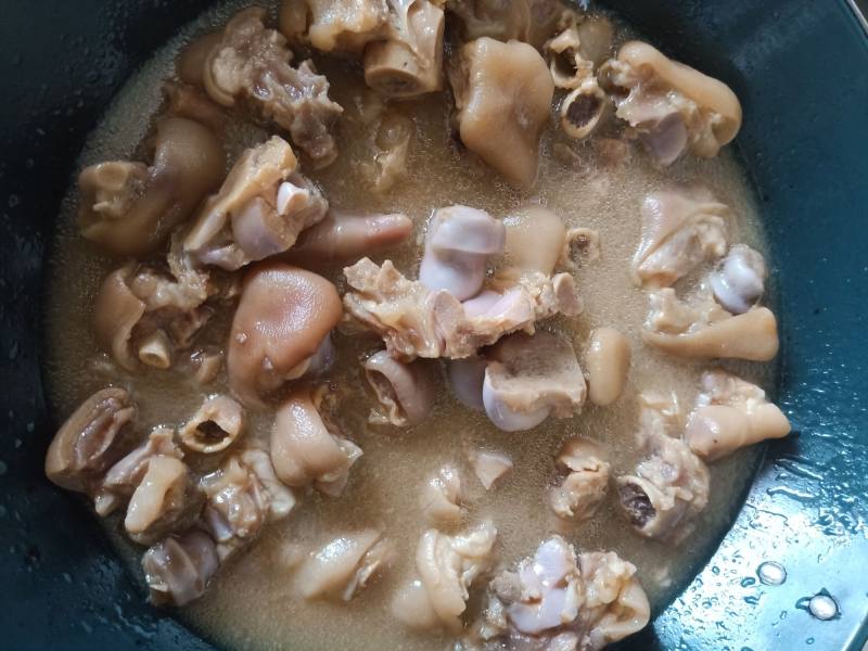 Steps for Making Beer-Braised Pig's Trotters