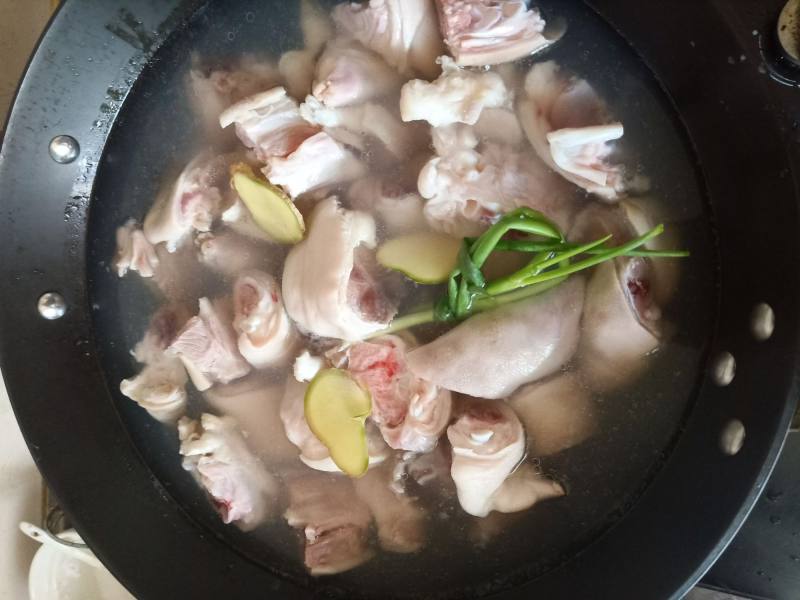 Steps for Making Beer-Braised Pig's Trotters