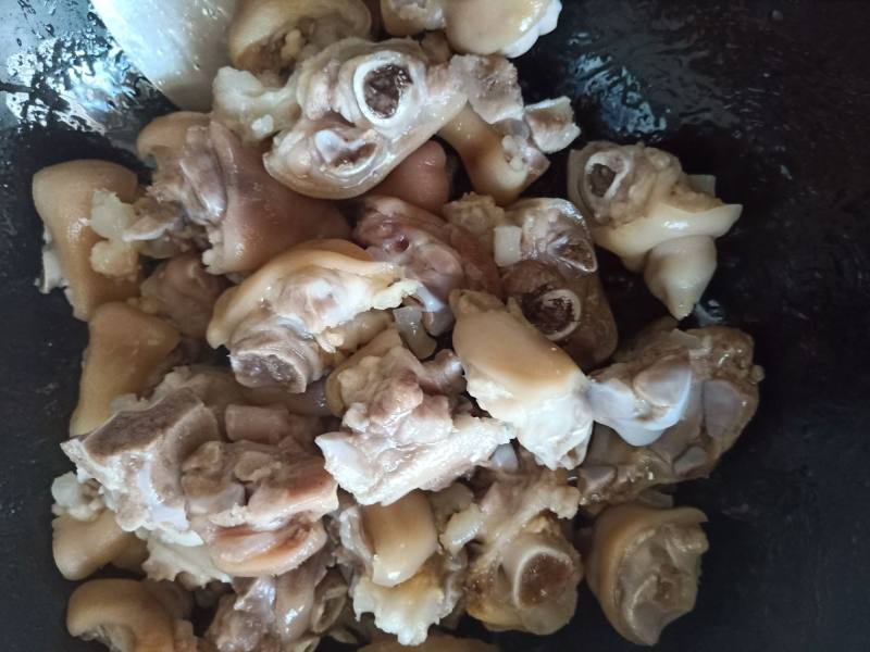 Steps for Making Beer-Braised Pig's Trotters