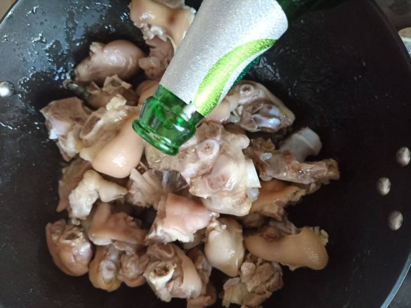 Steps for Making Beer-Braised Pig's Trotters