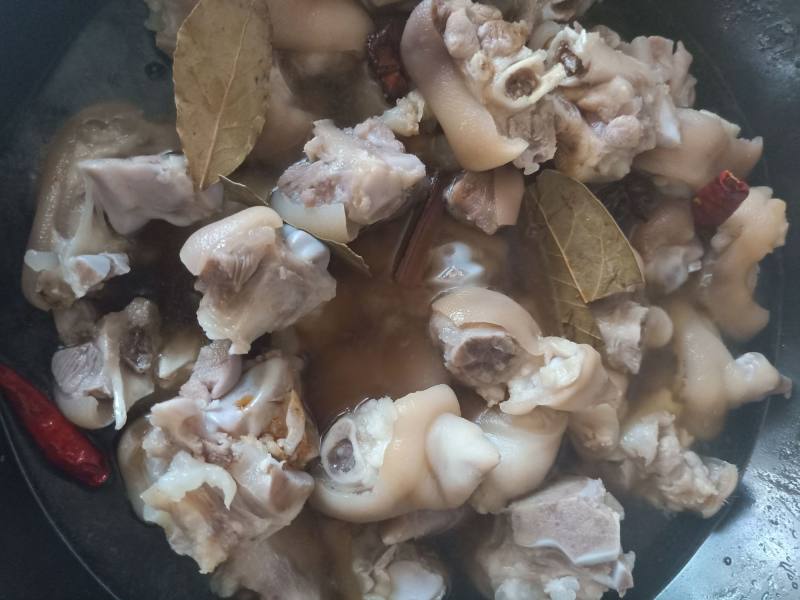 Steps for Making Beer-Braised Pig's Trotters