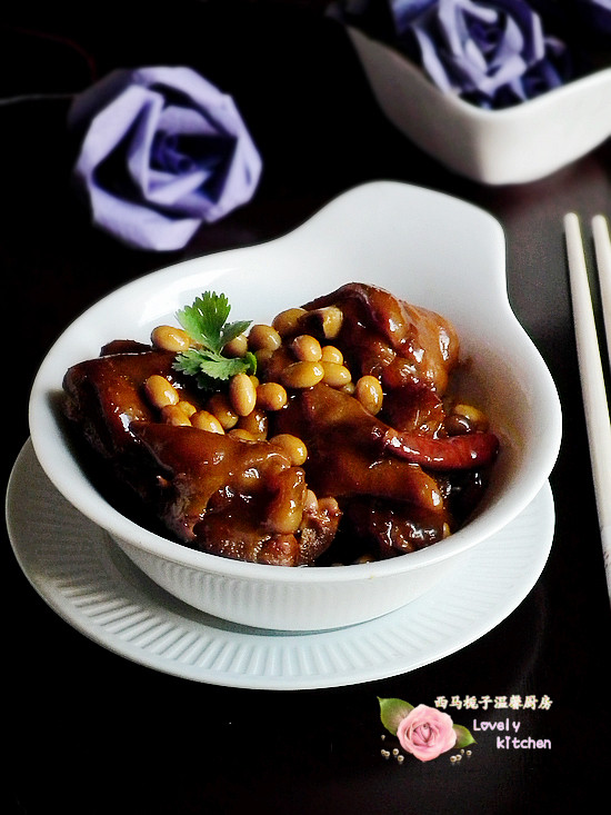 Delicious Beauty Recipe - Braised Pig's Trotters with Soybeans