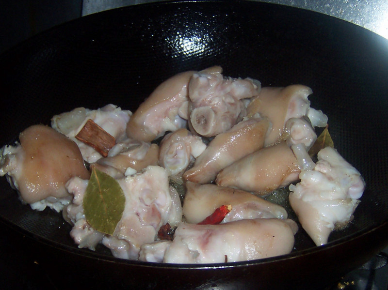 Delicious Beauty Recipe - Braised Pig's Trotters with Soybeans Step by Step