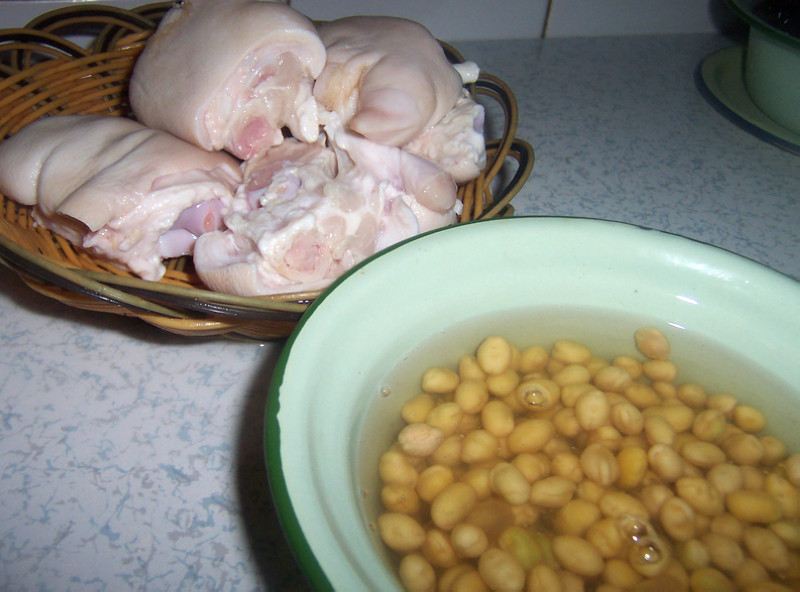 Delicious Beauty Recipe - Braised Pig's Trotters with Soybeans Step by Step