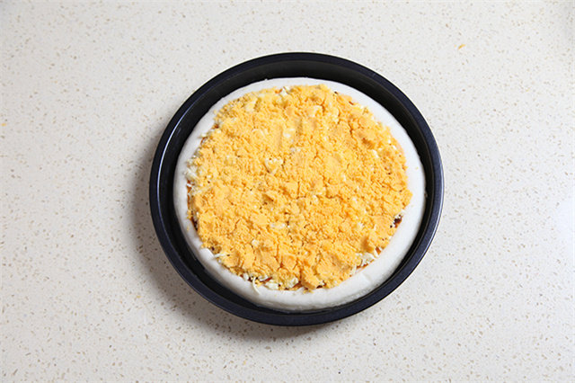 Steps for Making Egg Yolk Pizza that Never Gets Boring