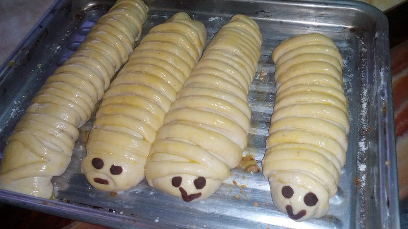 Steps to Make Red Bean Caterpillar Bread