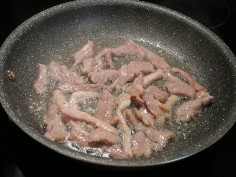 Steps to Make Stir-Fried Pork with Noodles