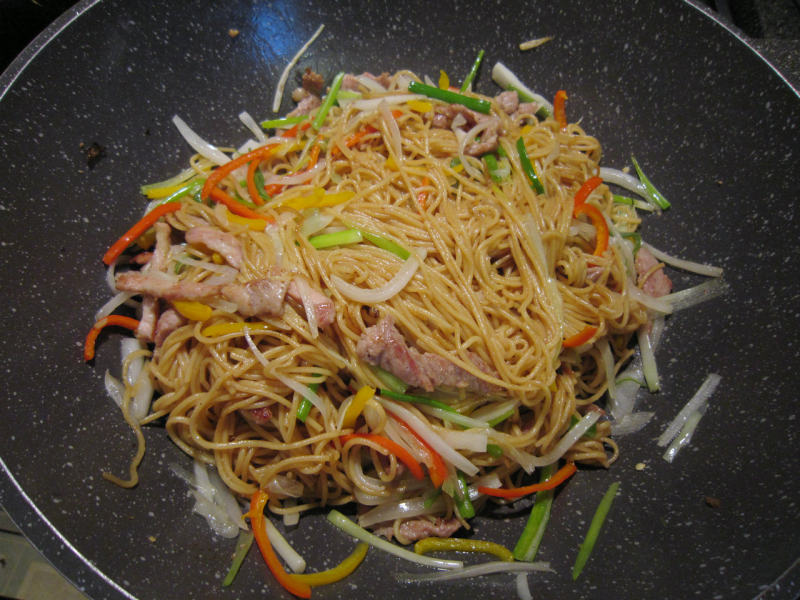 Steps to Make Stir-Fried Pork with Noodles