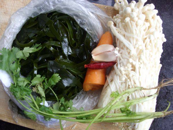 Steps for Making Cold Seaweed and Enoki Mushroom Salad