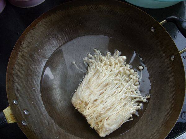 Steps for Making Cold Seaweed and Enoki Mushroom Salad