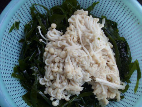 Steps for Making Cold Seaweed and Enoki Mushroom Salad