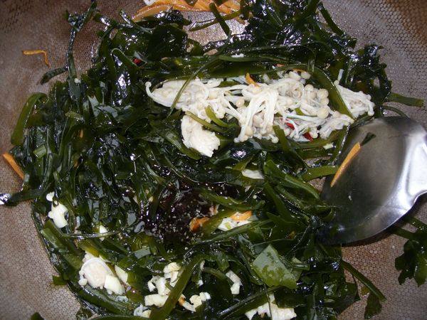 Steps for Making Cold Seaweed and Enoki Mushroom Salad