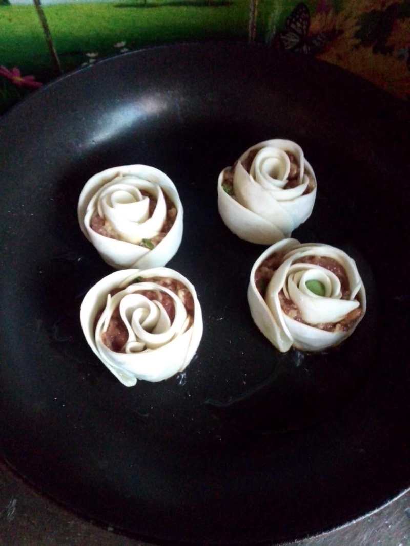 Detailed Steps for Cooking Transforming Dumpling Wrappers - Rose Potstickers