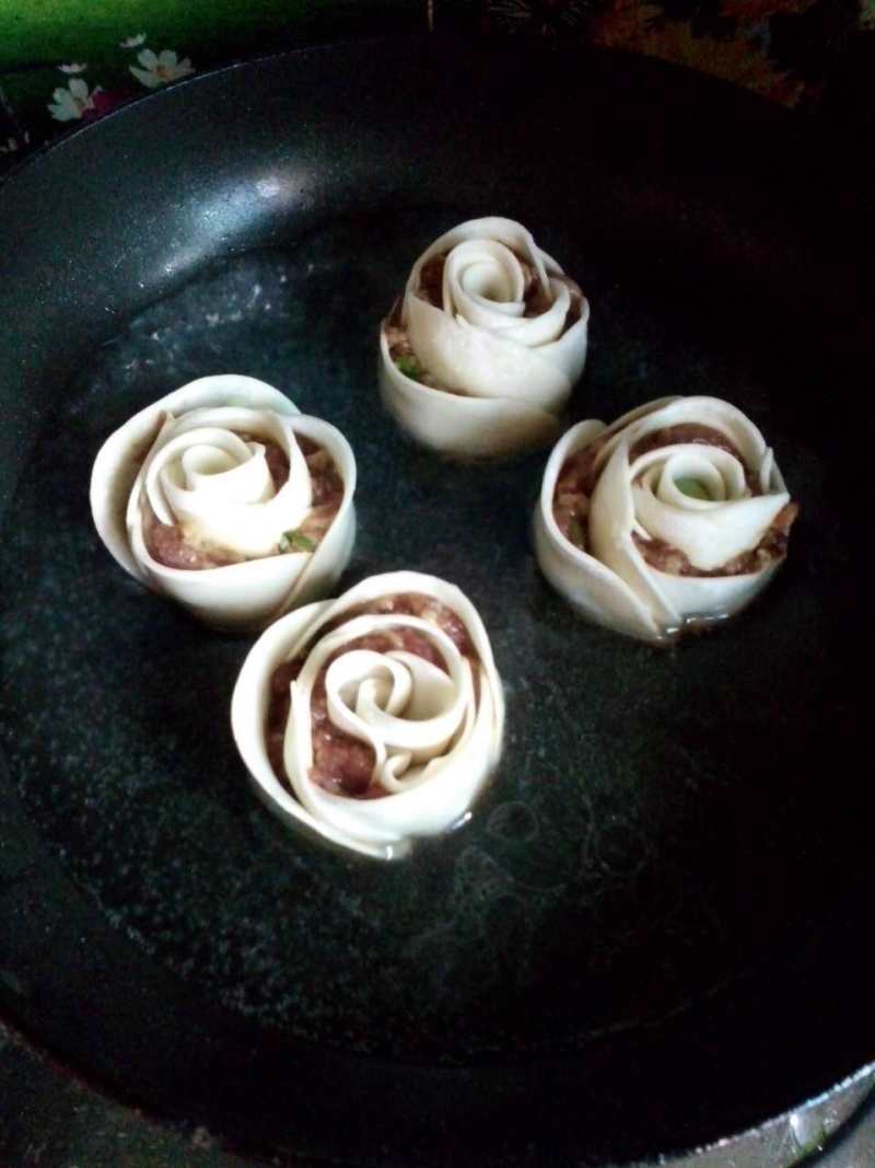 Detailed Steps for Cooking Transforming Dumpling Wrappers - Rose Potstickers