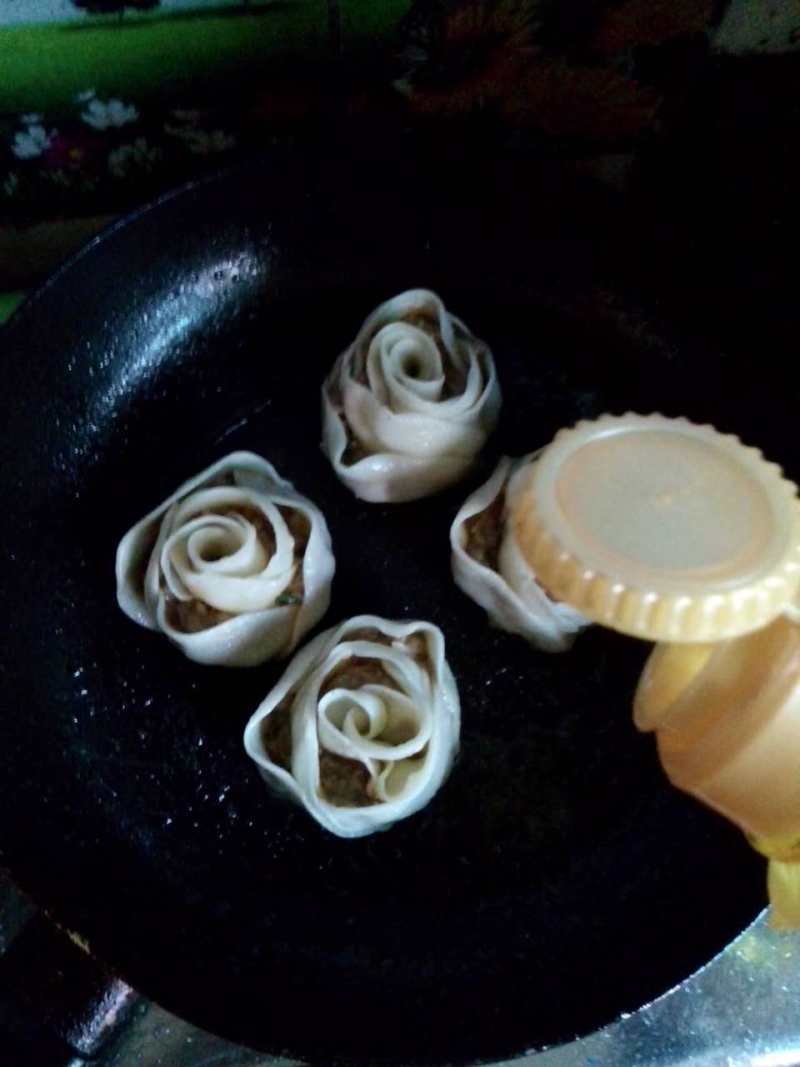 Detailed Steps for Cooking Transforming Dumpling Wrappers - Rose Potstickers