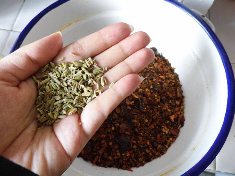 Steps for Making Chongqing Spicy Oil