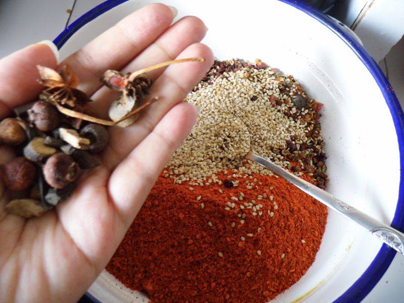 Steps for Making Chongqing Spicy Oil