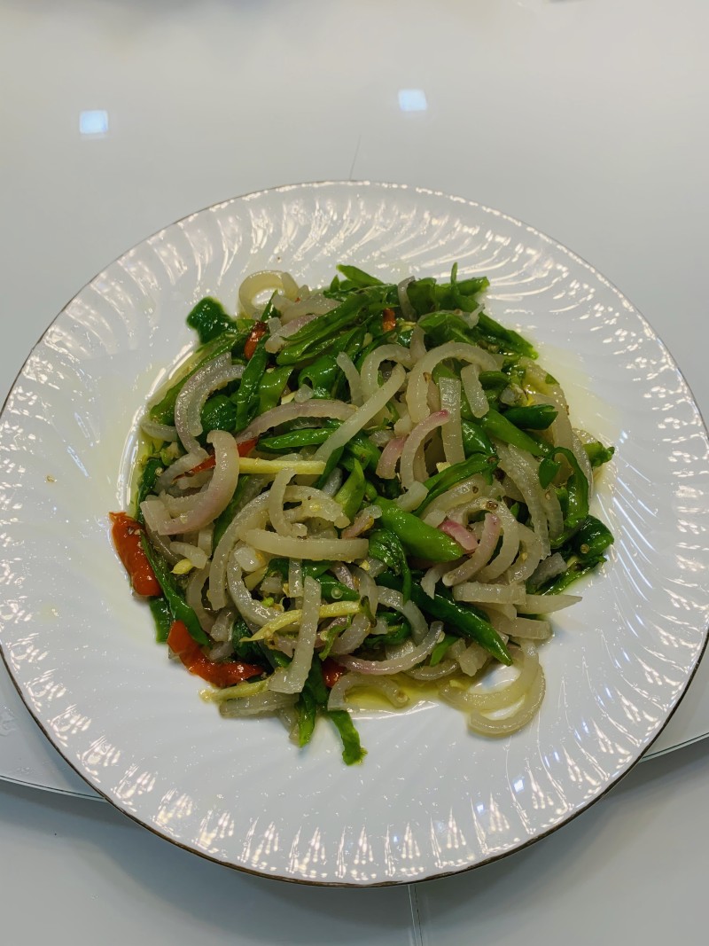 Sichuan-style Stir-fried Pig Skin with Spiral Chili