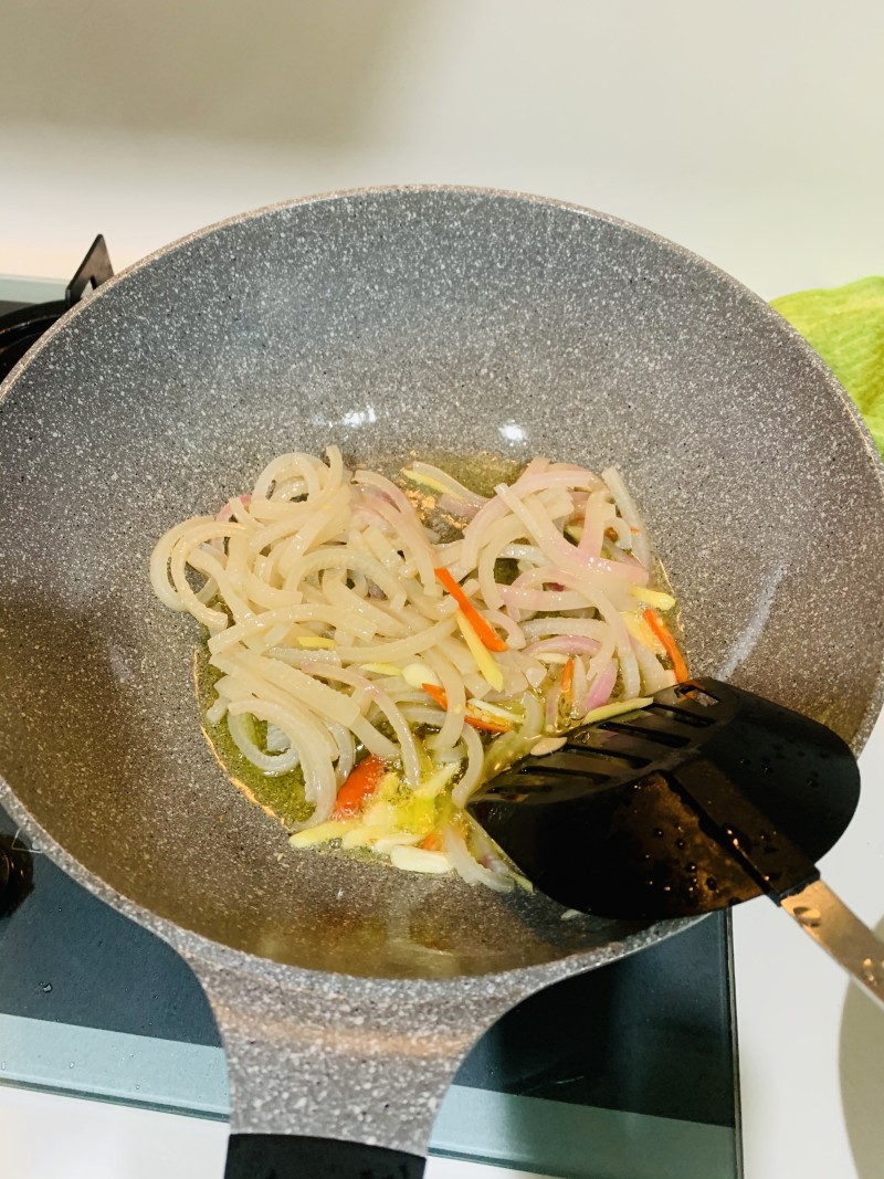 Steps for cooking Sichuan-style Stir-fried Pig Skin with Spiral Chili