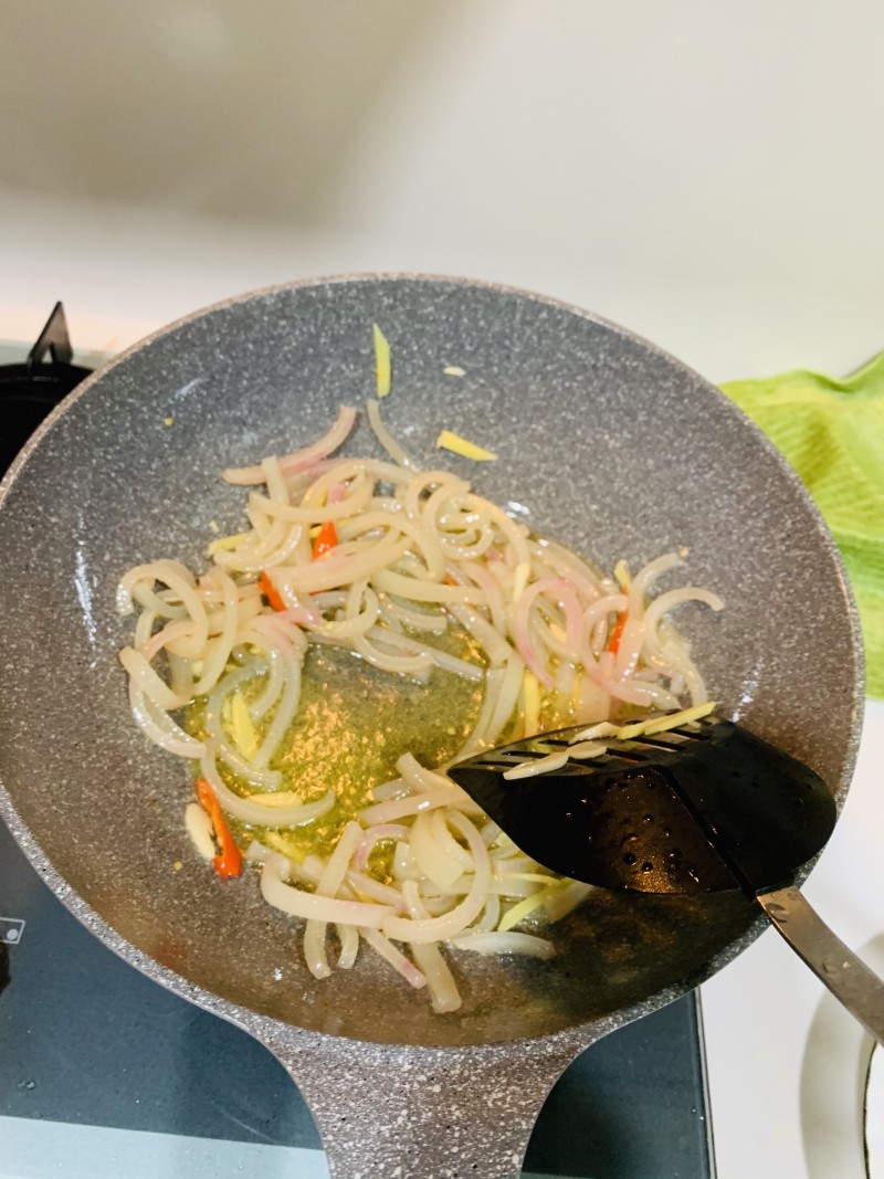 Steps for cooking Sichuan-style Stir-fried Pig Skin with Spiral Chili