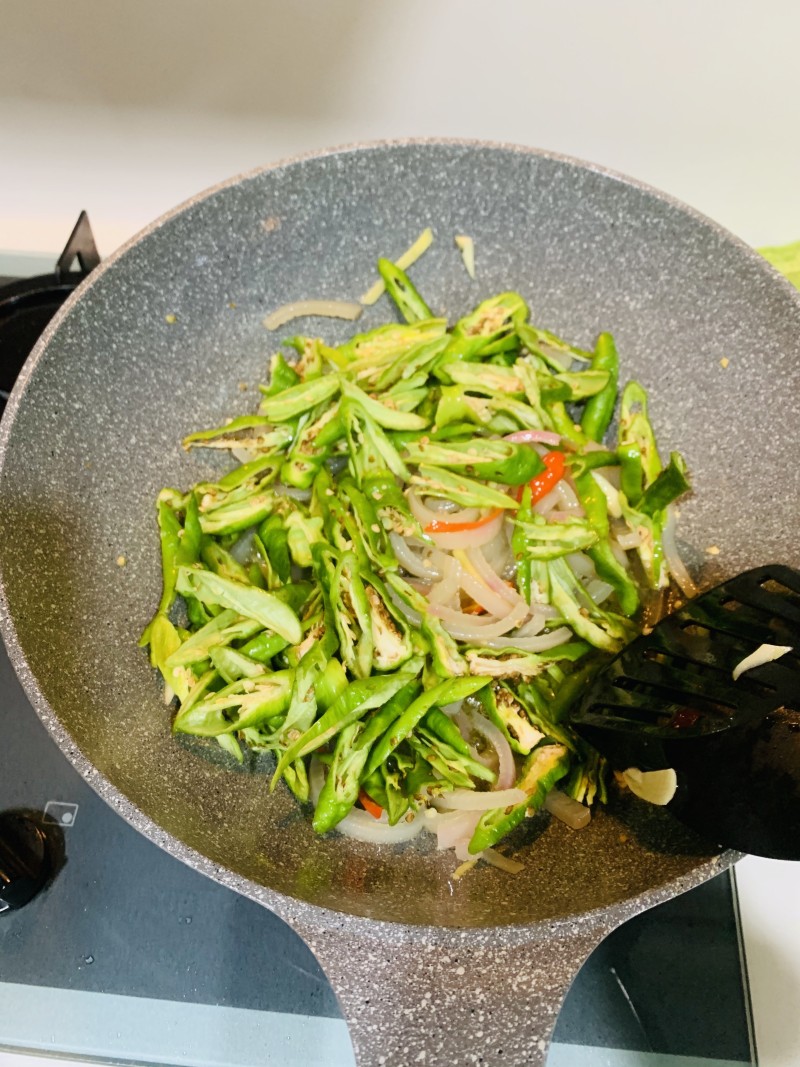 Steps for cooking Sichuan-style Stir-fried Pig Skin with Spiral Chili