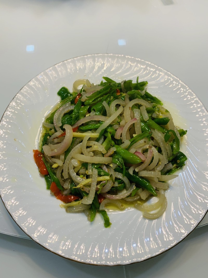 Sichuan-style Stir-fried Pig Skin with Spiral Chili