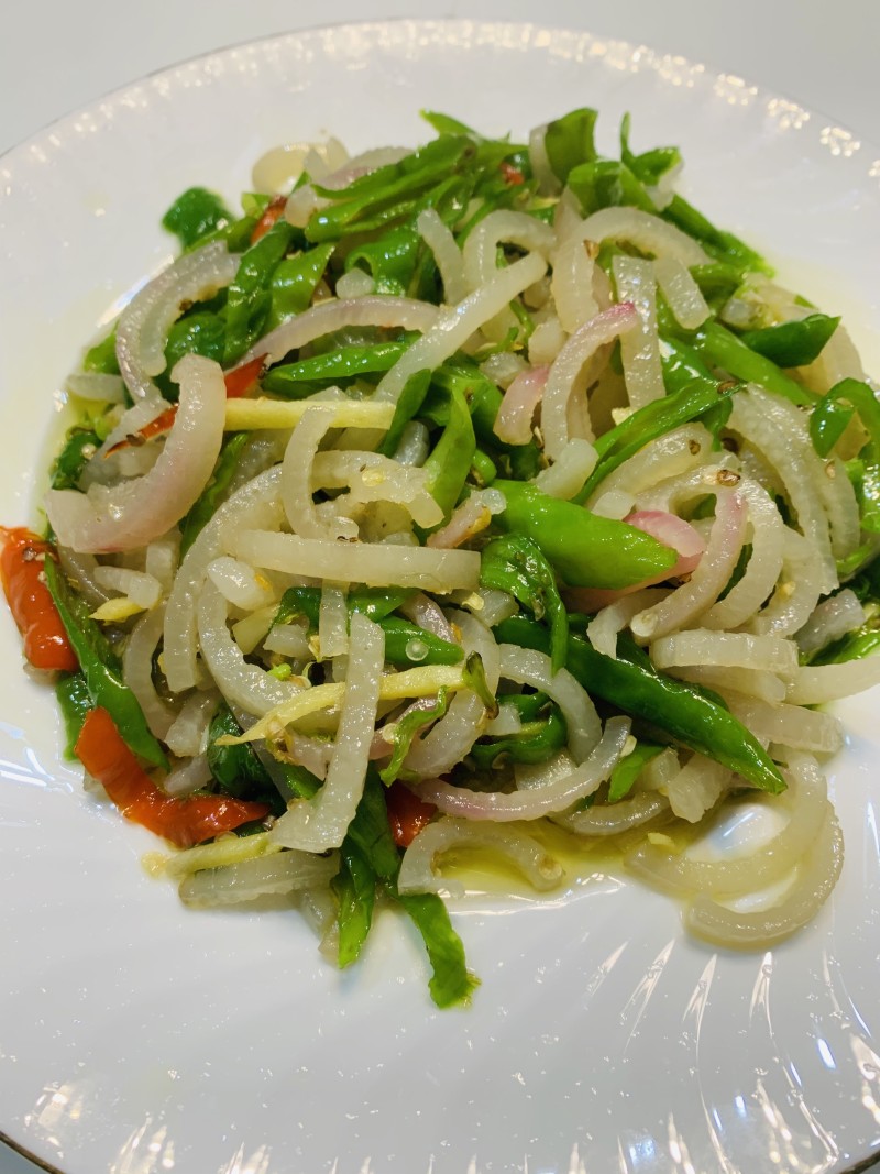 Sichuan-style Stir-fried Pig Skin with Spiral Chili