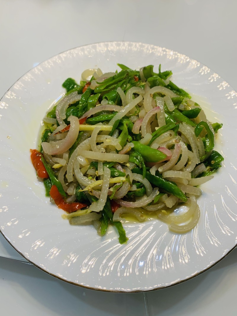 Sichuan-style Stir-fried Pig Skin with Spiral Chili