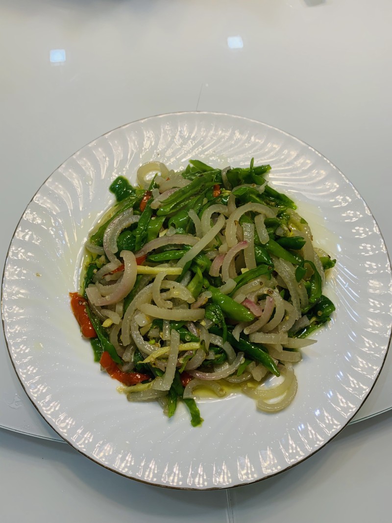 Sichuan-style Stir-fried Pig Skin with Spiral Chili