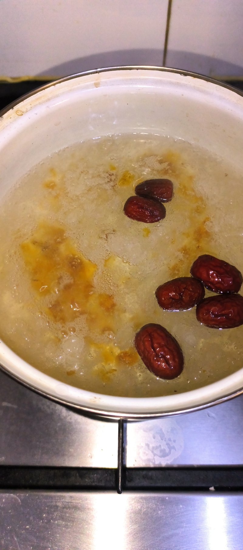 Steps for Cooking Red Date, Goji Berry, and Peach Gum Soup