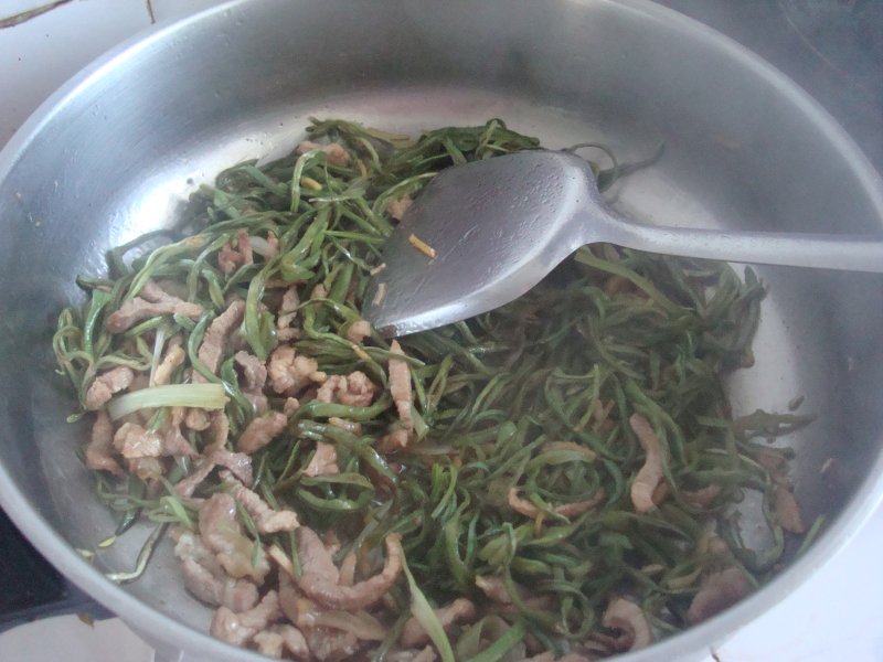 Steps for Making Dried Bean Sprout and Shredded Pork Rolled Pancake