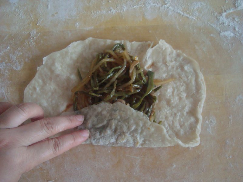 Steps for Making Dried Bean Sprout and Shredded Pork Rolled Pancake