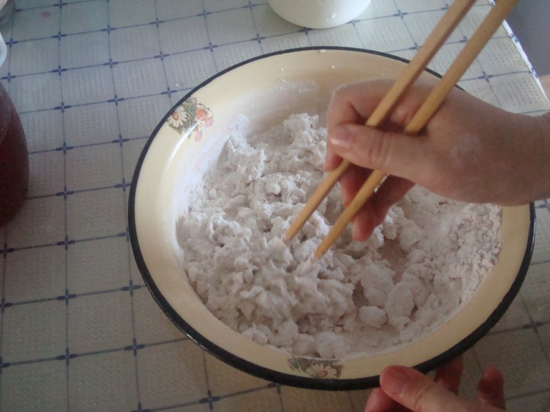 Steps for Making Dried Bean Sprout and Shredded Pork Rolled Pancake