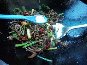 Detailed Steps for Home-style Stir-fried Dish - Garlic Sprout and Beef Stir-fry