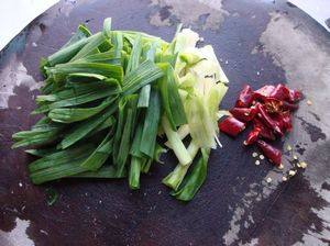 Detailed Steps for Home-style Stir-fried Dish - Garlic Sprout and Beef Stir-fry