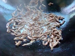 Detailed Steps for Home-style Stir-fried Dish - Garlic Sprout and Beef Stir-fry