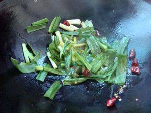 Detailed Steps for Home-style Stir-fried Dish - Garlic Sprout and Beef Stir-fry