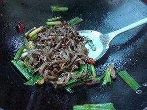 Detailed Steps for Home-style Stir-fried Dish - Garlic Sprout and Beef Stir-fry