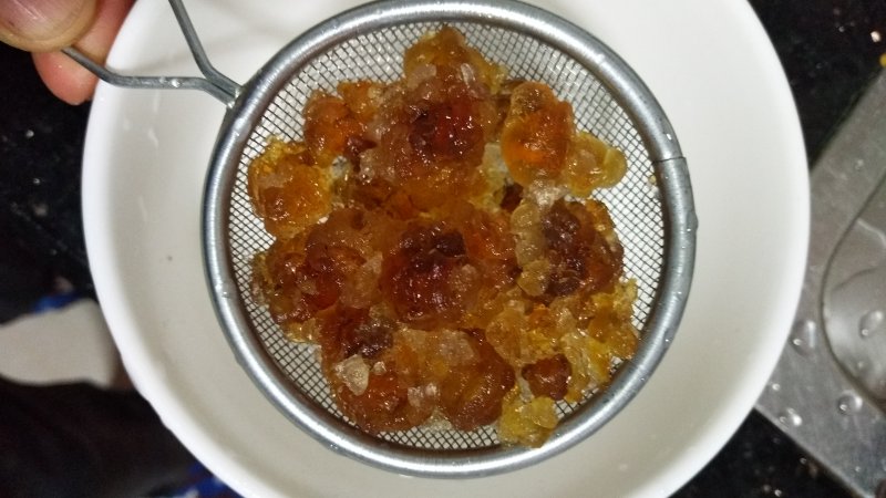 Steps for Making Peach Gum and Tremella Soup