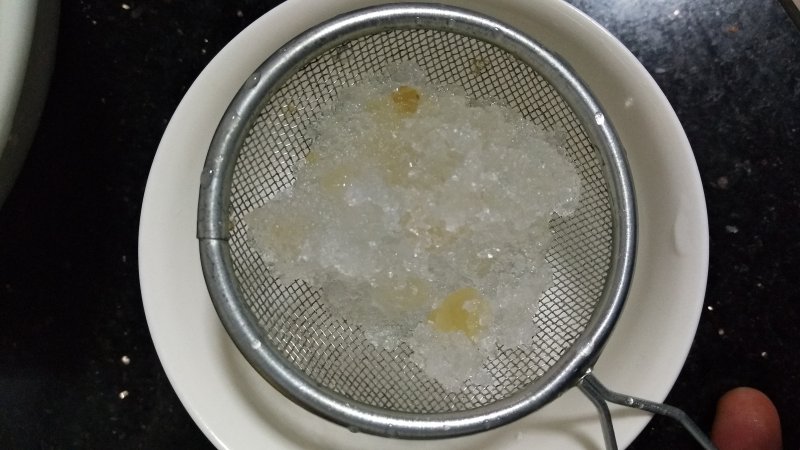 Steps for Making Peach Gum and Tremella Soup