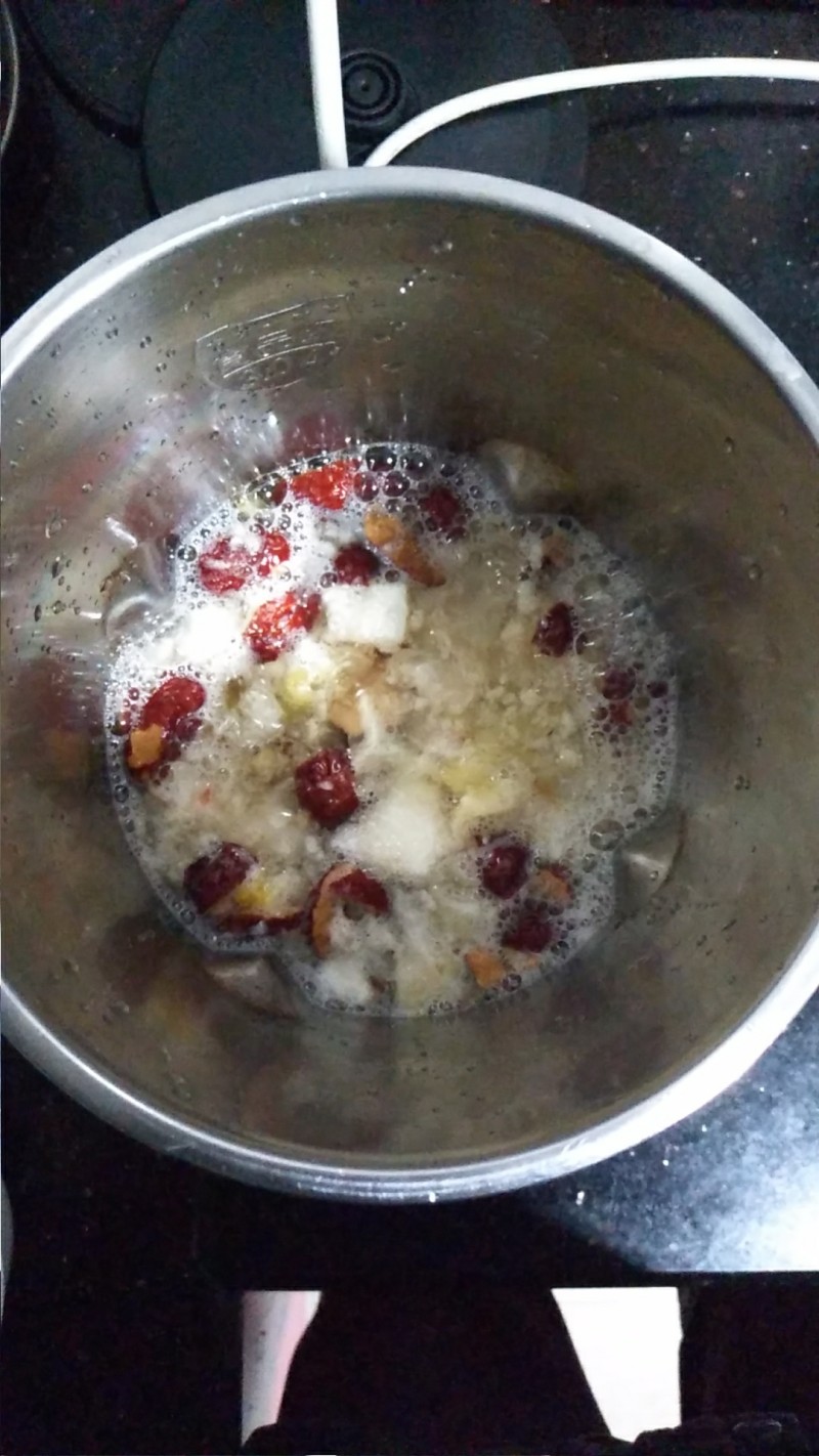 Steps for Making Peach Gum and Tremella Soup