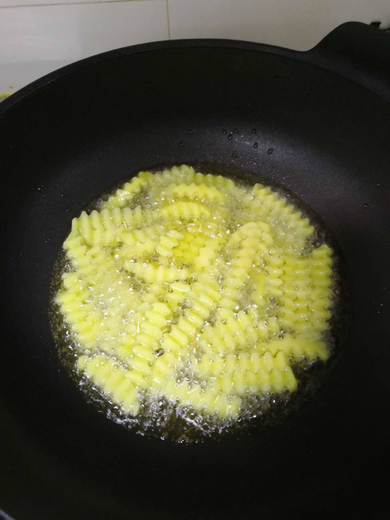 Steps for Making Salt and Pepper Wolf Fang Potatoes