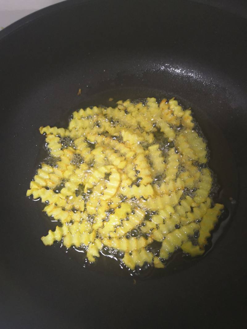 Steps for Making Salt and Pepper Wolf Fang Potatoes