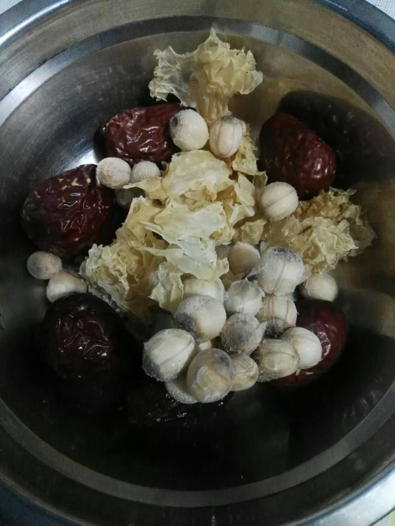 Steps to Make Lotus Seed, Red Date and Tremella Soup
