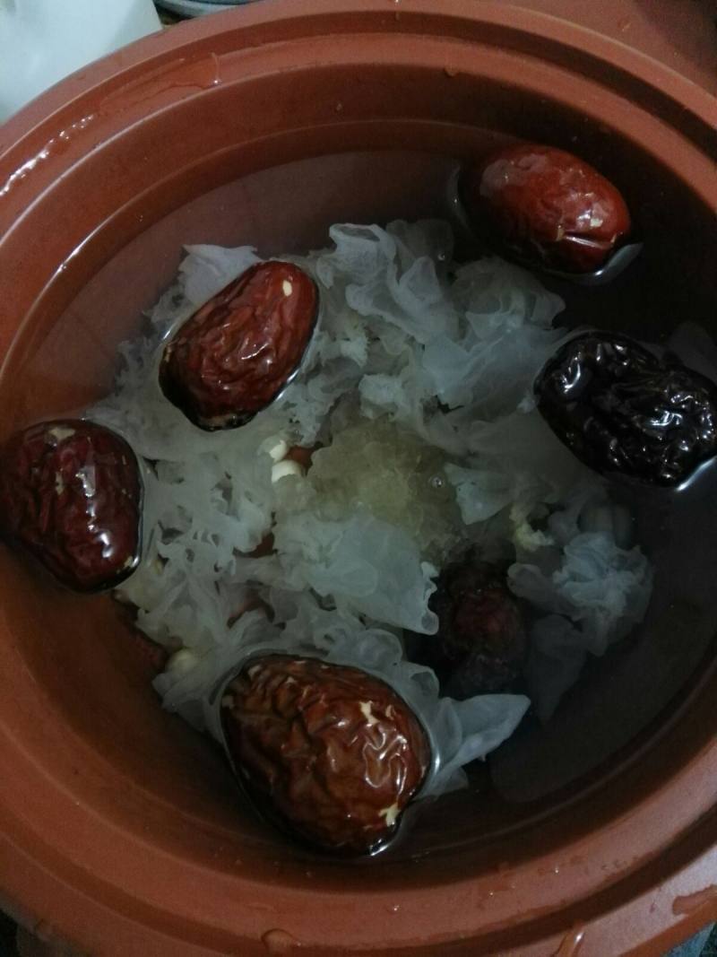 Steps to Make Lotus Seed, Red Date and Tremella Soup