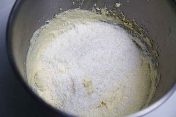 Steps for Making Coconut Bread (Bread Machine Version)